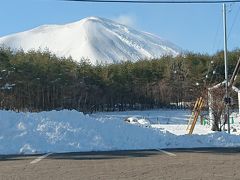 いつもは家路につくのだけれど、今回は昨日午後から出発してどこも観光していないので、寄り道をして横川駅に向かう。途中見えた浅間山があまりに見事だったので、またパチリ。