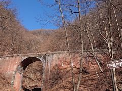 碓氷峠のめがね橋で途中下車する。駐車場に車を止めて、歩いて向かった。たぶん子供のころ、この道を母の実家まで行くときに通ったはずだ。