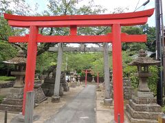 城山稲荷神社の鳥居に到着。
小泉八雲は通勤途中の城山内散歩が好きで、城山稲荷神社にも毎日のように通っていたそうです。こちらの火除けの御札をオックスフォード大学の博物館に贈ったとか。