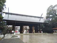 神門は昭和九年（1934）建立の、総檜造。
設計はこちらも寺社建築の権威、伊東忠太博士。
門扉だけでも六メートルあり、いかに巨大かということがわかります。
十六八重表菊（これも直径一メートルあり）の金紋が掲げられており、皇室との縁の強さを感じました。