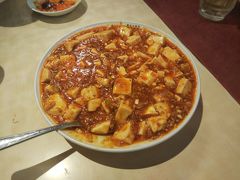 いよいよ真打ち「麻婆豆腐」
辛さは激辛と普通えらべるけど、普通にした。
うん、普通で良かった。
前のチリソースが結構辛かったせいか、大阪王将のよりからくないけど、これくらいでよし。
花椒も多少きいてるし、味噌の甘味や旨味もある。
やっぱ飯の類いがほしいなあ～