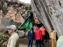 次はケンコーへ。インカ時代の祭礼場だったらしい。
大きな岩に囲まれた半地下室のようなところに入ることができる。

インカでは天と同じく地下も宗教上重要な意味を持っていたとのことで、
このように地下に祭場が設けられているんだとか。
ガイドが割と熱心に説明してくれた。