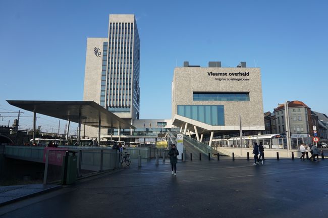 駅を背にして左手に、バスターミナルとトラム乗り場がありました。