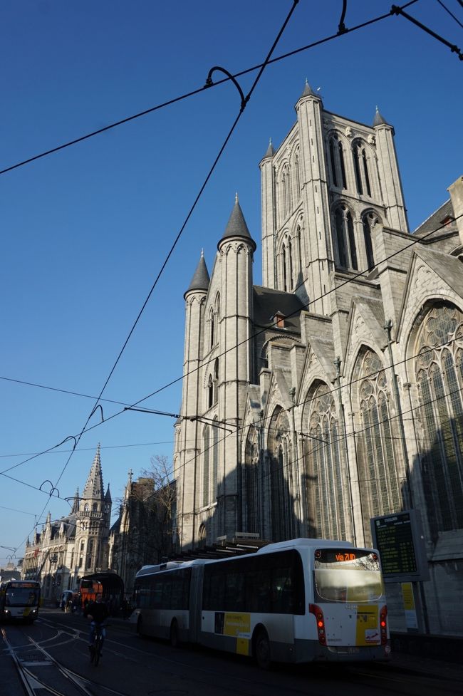 停留所の先、ぶつかった道はバスもトラムも走る通りでした。<br />目の前の大きな建物は、聖ニコラス教会。