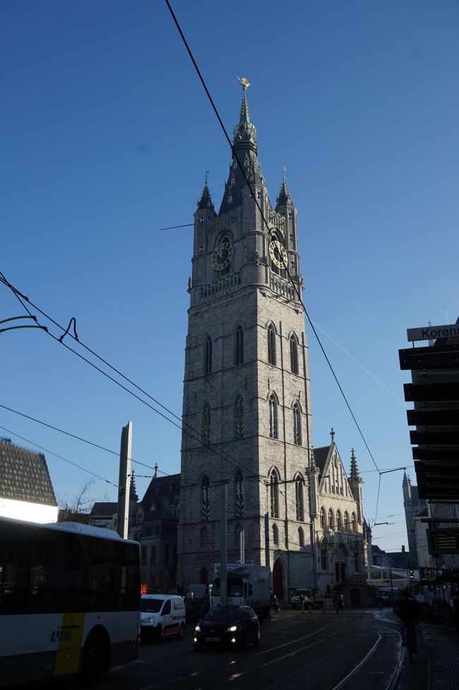 右手に見えるのは鐘楼。