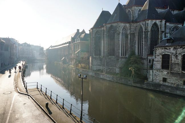 川に沿って、大きな建物が続いていました。