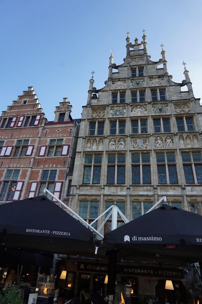 これらのギルドハウスの内部は、ほとんどがレストラン。<br />外側は中世でも、内側は現代。　これがゲントなんだろうなぁ。