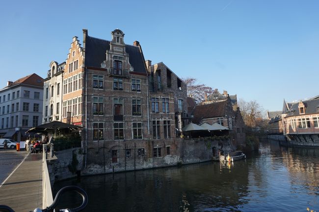 まだ少し時間があるので、近くをブラブラすることに。<br />グラス橋のたもとの建物は、レストランの”コーンレイ・テュウェー”。