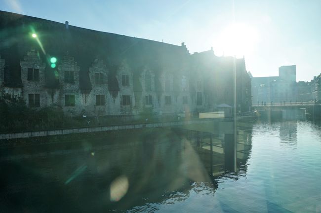 ガラス張りの観光局から、対岸の肉屋のギルドがよく見えました。<br />しかし、なぜ、周囲の建物と一線を画す、近代的なガラス張りにしたんだろうね。