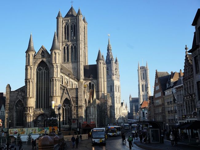 次なる目的地は”鐘楼”。その次に”聖バーフ教会”。<br />聖ニコラス教会の後ろが鐘楼で、鐘楼から少し離れて聖バーフ大聖堂が見えています。