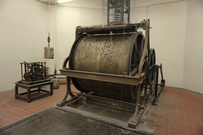 エレベーターは、ドラゴンの階から乗れました。<br />一気にトップの階へ。<br />そこには、カリヨンの音符と思われるものが展示されていました。