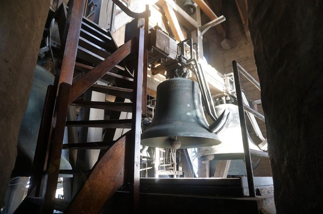 トップの階から細い階段を上ると、カリヨンを眺められるスポットが。<br />ラッキーにも、15時の鐘の音色を聴くことができました。<br /><br />ゲントの鐘楼　カリヨンの音<br />https://youtu.be/OSsPJrWvg7o<br />