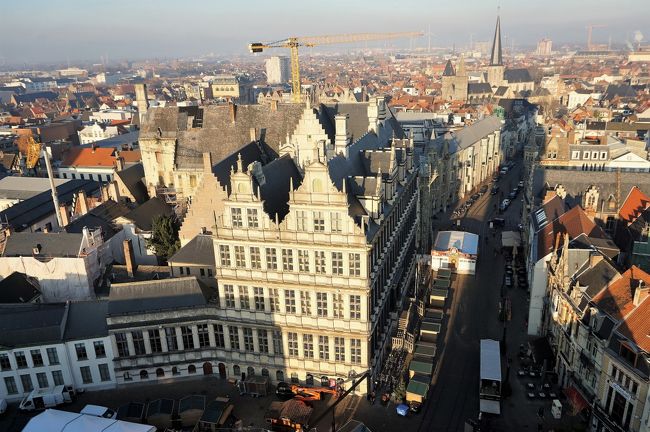 市庁舎方向。先にレンガ色の屋根が広がっています。