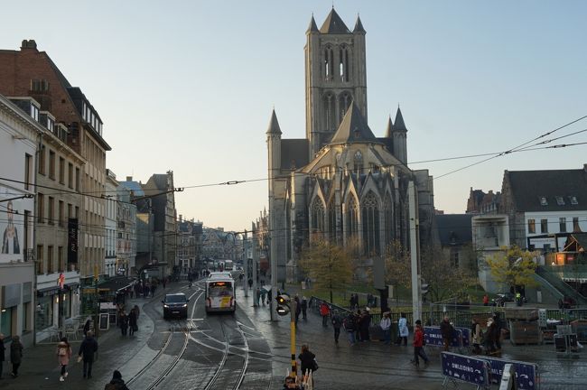 15：15、鐘楼を出ると、だいぶ夕方の陽射しになっていました。<br />天気に恵まれたとはいえ、日が短い時期ですからね。