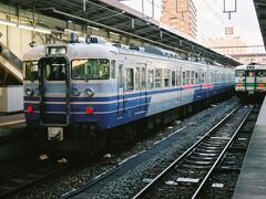 麦酒を土産に買い込み、再びタクシーに揺られて駅へと戻る。
そして、列車に乗り換え新潟駅へと戻った。
新潟駅は、新幹線が乗り入れる駅だが、昔ながらの地上駅である。
色とりどりの列車が発着し、旅情を誘う。