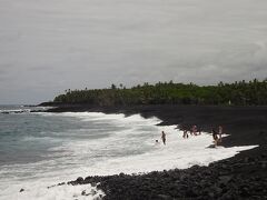 アイザック・ヘイル・パーク迄行ってきました。
２０１８年５月に発生した火山の噴火、溶岩流出で新しく出来たブラックサンドビーチです。今までは普通の砂の海岸に溶岩が海に流れ込み出来た黒砂が堆積しています。多分１メートルから２メートルあります。船着き場も黒砂に隠れてしまっています。ハワイ島では今一番のスポットだそうです。