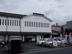 松江城前のお土産屋さんに行きました。

「島根県物産観光館」

１階も２階もぜーんぶお土産を売ってます。
種類豊富で、島根県のお土産を買うのにおすすめの場所です。
ここはクレジットカードが使えました。
千円以上のお買い物で、目の前の大手前駐車場の駐車券１００円分が貰えます。

