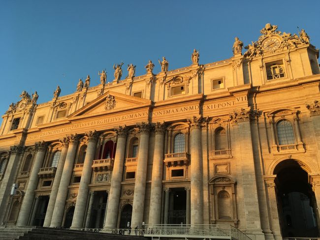 12/24 19時頃ローマ フィウミチーノ空港へ到着。入国審査を終えて預入荷物をピックアップに行くと既にターンテーブルに荷物が流れていました。意外とちゃんとしているイタリア? 予約していたバスの1本前に乗れました。<br /><br />SITというバスを使ってVaticanのバス停まで。事前にオンラインで往復チケットを購入しておきました。ホテル前の通り沿いにバス停があったのでこちらを利用することに決めました。空港到着ロビーを出て右に行った12番のバス停から出ていました。<br /><br />ヴァチカンのバス停からは徒歩10分弱でホテルへ到着。クリスマスイブだからか街は閑散としていました。この日はそのまま就寝。<br /><br />12/25は念願の聖ピエトロ大聖堂へ。日が昇って明るくなってきた7:30少し前にホテルを出て5分で到着。この日の入場は8:00からだったようですが既に30名くらい入場待ちの列ができていました。