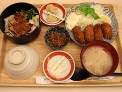 日本食を10日間食べられないので関西空港で穴子丼・牡蠣フライ定食を食べました。