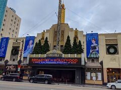 Hollywood/Vine駅に到着～(^^)
駅前のPantages Theatreでは、１２月から２月２日までブロードウェイミュージカル「FROZEN」を上演中。
９月に来た時に知って、気が向いたら１２月に観てみようと思っていました。
この時点でもちょっと迷ってたな。
なんせミュージカル観たことないし、アナ雪も観てなかったから。