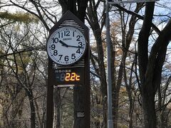 円山公園の温度計は2.2℃。
この時はそれ程寒くは感じませんでしたが、外にずっといるとやっぱり寒い。