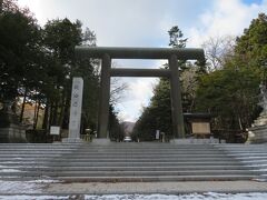 公園を抜けてやってきたのは北海道神宮。