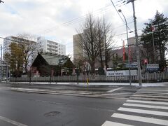 駅からすぐの北海道神宮頓宮に向かいます。