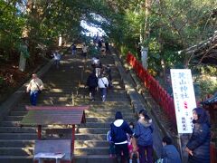 こちらは麓山神社（はやまじんじゃ）ですが、105段の階段の上にあります。

大山祇命を主神とし、日本武尊も併せて祀るそうですが、衣食住全般を守護される神様ですから参拝は必須！

しかし、歩き疲れたうえに今後の予定もひたすら歩くので、階段下の拝礼所で参拝させていただきました（苦笑）