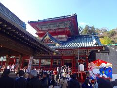 そして大本命の浅間神社と神戸神社の敷地にやってきます。

浅間神社は延喜元年(901)、醍醐天皇の勅願により富士山本宮より分祀されたものだそうです。

安産・子授け・婦徳円満の神として信仰されるそうなので、少子化に悩む日本にはもってこいの神様で、是非全閣僚、経団連メンバーはもちろんいろいろな方に参拝して欲しいものです（笑）

一方、神部神社は第十代崇神天皇の時代、つまり約2100年前に駿河開拓の祖神・駿河の国魂の大神とだそうで、崇神天皇が鎮座していると伝えられ、登呂遺跡の時代からのこの地方ではもっとも古い神社といわれています。

こちらは延命長寿・縁結び・除災招福の神という素晴らしくもありがたいご利益があるそうですが、慎ましい我々のお賽銭も慎ましいものです（苦笑）
