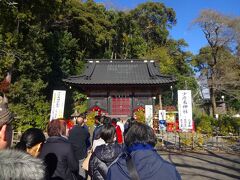 そして6番目は少彦名神社ですが、ここも長蛇の列。

医薬・酒造の神、技芸上達・知恵の神と仰がれているそうですが、特に病気平癒などでお参りする方が多いようです。

ここで夫婦や子供家族などの健康を祈願します。