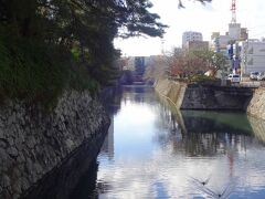 ここは駿府城公園の中堀といわれるお堀です。

駿府城は元々三重のお堀で囲まれていたそうで、外堀、中堀、内堀と呼ばれていましたが外堀と内堀は一部を残すのみですーー。

とーー！？