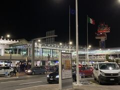 イタリア時間の19時に到着
8月は昼間のように明るかったけど今回はすっかり夜です