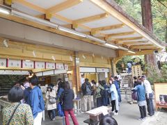 滝が見える場所の脇にある飛瀧神社の授与所。