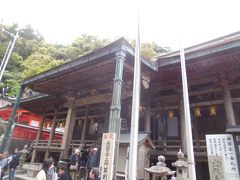 青岸渡寺には参拝者がいっぱい。どうやらまだ参拝できるようです。
慌ててここまで来ましたが、もう急ぐ必要はないようです。