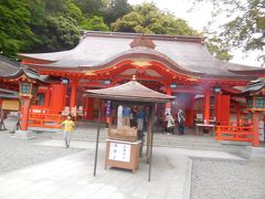 熊野那智大社の拝殿。
熊野三山の最後を周ることが出来ました。正直、今日一日で神社をたくさん見てきたので感動は薄れ気味ですが。