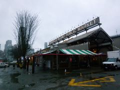 約15分間のフォールスクリークの船旅を終えて、グランビルアイランドのAquabus Granville Island Dockに到着。ちょうどパブリックマーケットのコートヤード脇になるので、そのままトイレ休憩兼ねてパブリックマーケットに入ってみます。