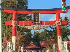 弘前城の鬼門（風水で北東の方角をいう）の押さえとして八幡村（旧岩木地区）から遷座されたものです。
藩政時代は、領内の総鎮守の社でもありました。
軒の唐破風や四隅の軽いそりなどの屋根部分が特徴的です。
