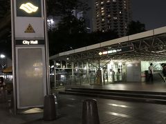 往路と同じシティホール駅まで戻ってきました（S$1.67）。