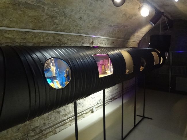 チューブの中にミニチュア展示。<br />The Little Worlds of Rosita Raud。