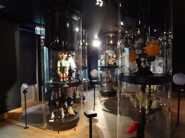 こちらは実際に使われていた人形たちが展示されています。