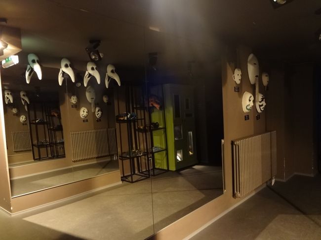 舞台裏近くのスペースまでのぞいてしまいました。<br />人間に仮面と衣装を着せる場合もあるみたいです。