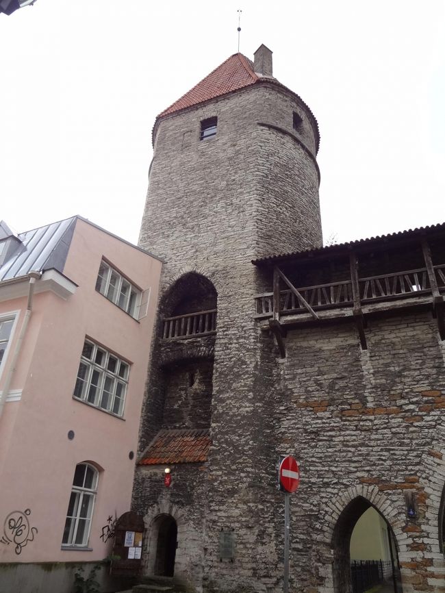 修道女の塔。<br />博物館を出た後は旧市街を北へ北へ。<br />ここから城壁に上がれたらしいのですが、私は城壁歩きはパスしました。