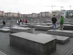 ベルリンの壁を追っていたら、突然広い敷地内に無数の箱型の石が並ぶ場所に出た。
