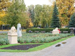 旧市街側から運河と道路を渡り、ラトビア大学の側を通ってヴェールマネ庭園へ。