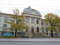 途中、ラトビア国立美術館の近くを通ったので、せっかくだから建物の前だけ撮影しておきました。