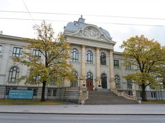 途中、ラトビア国立美術館の近くを通ったので、せっかくだから建物の前だけ撮影しておきました。