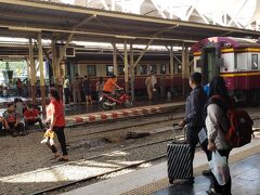 タイ国鉄の中央駅、フアランポーンに来ました。

バン・スー駅が整備されると、中央駅としての機能が移るそうで、近く、このフアランポーン駅は、博物館として残るものの、駅としては廃止になってしまうそうです。

僕は、フアランポーン駅＝ターミナルである東京駅や上野駅、バン・スー駅＝都心の入り口に位置する大きな駅の品川駅と言うイメージを持っていて、どちらも必要だと思っています。フアランポーン駅の方が便利な人もいるし、旅情溢れる駅でもあるので、このまま存続してほしい、と個人的には思います。