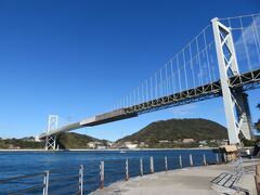 関門海峡と関門橋。
歩いてきたのはこれが見たかったから。
対岸の鳥居が気になります。