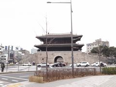 昼食のため明洞から東大門に移動
東大門駅⑨出口上ったところにあります
10年以上前に1度放火されたけど見事に
復元されました
