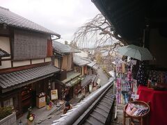 清水寺をお参りした後に産寧坂、二年坂を経由してねねの道に。
人が多い時間だと大変ですが、朝早いとガラガラです。
観光客には人気のある道ですが、私も好きな道です。